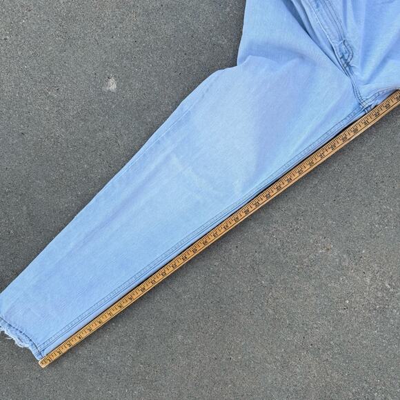 90s Levi’s 550 Relaxed Fit Tapered Leg Ladies 10 REG Light Blue Jeans worn in - Picture 10 of 10